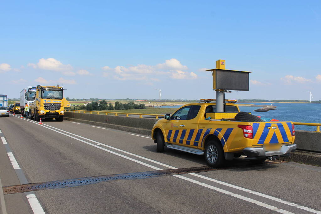 Vrachtwagen schampt wand Zeelandbrug na klapband