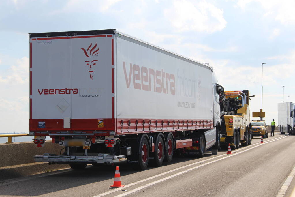 Vrachtwagen schampt wand Zeelandbrug na klapband