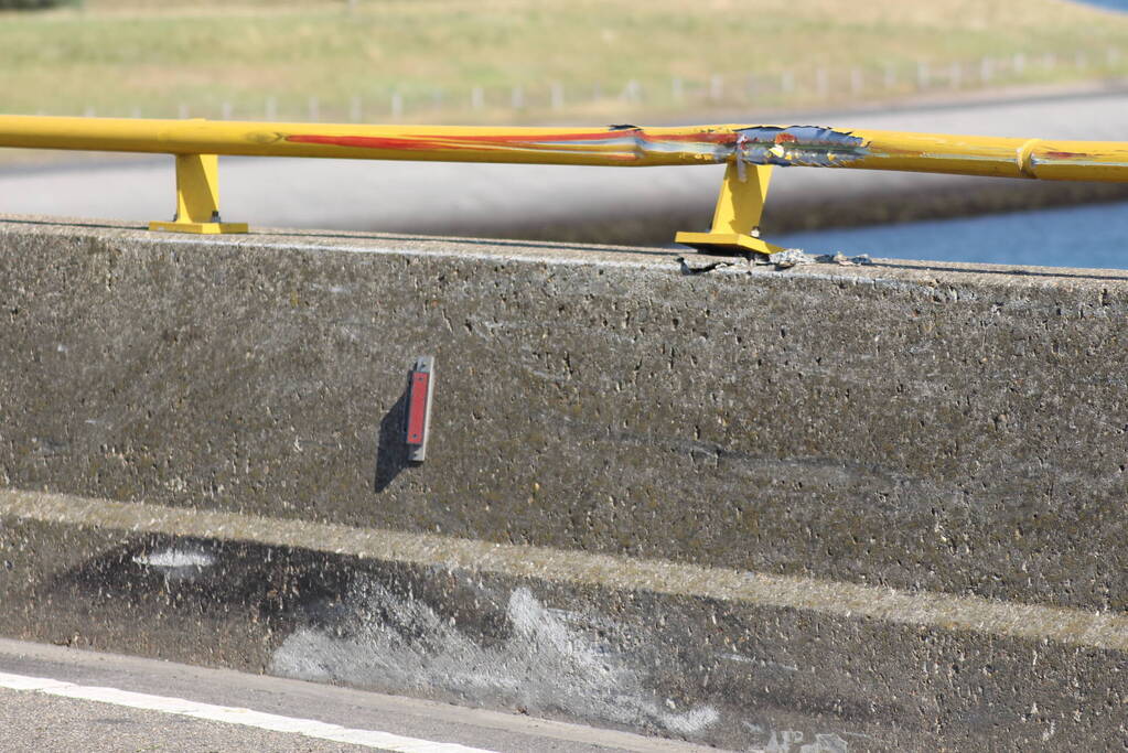 Vrachtwagen schampt wand Zeelandbrug na klapband