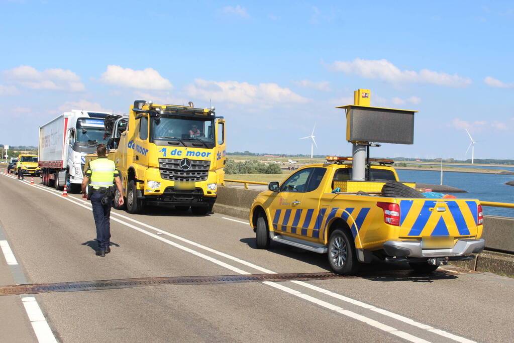 Vrachtwagen schampt wand Zeelandbrug na klapband