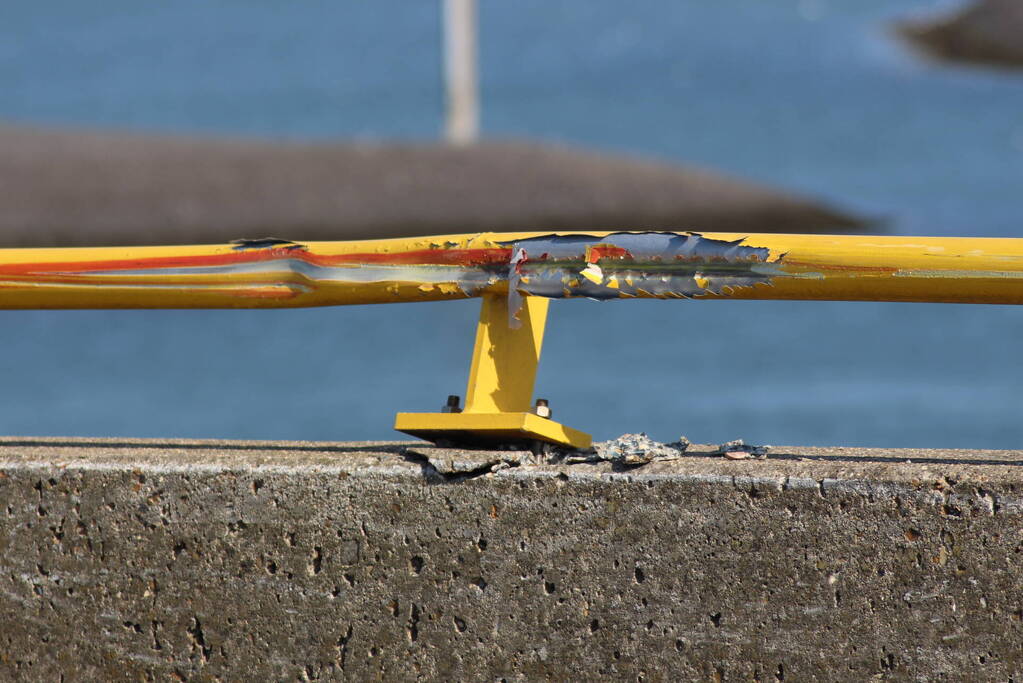 Vrachtwagen schampt wand Zeelandbrug na klapband