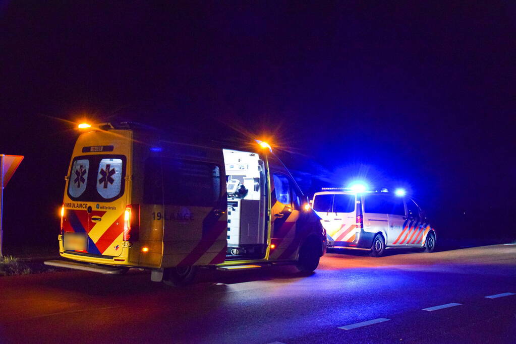 Auto op zijn kop in sloot naast talud