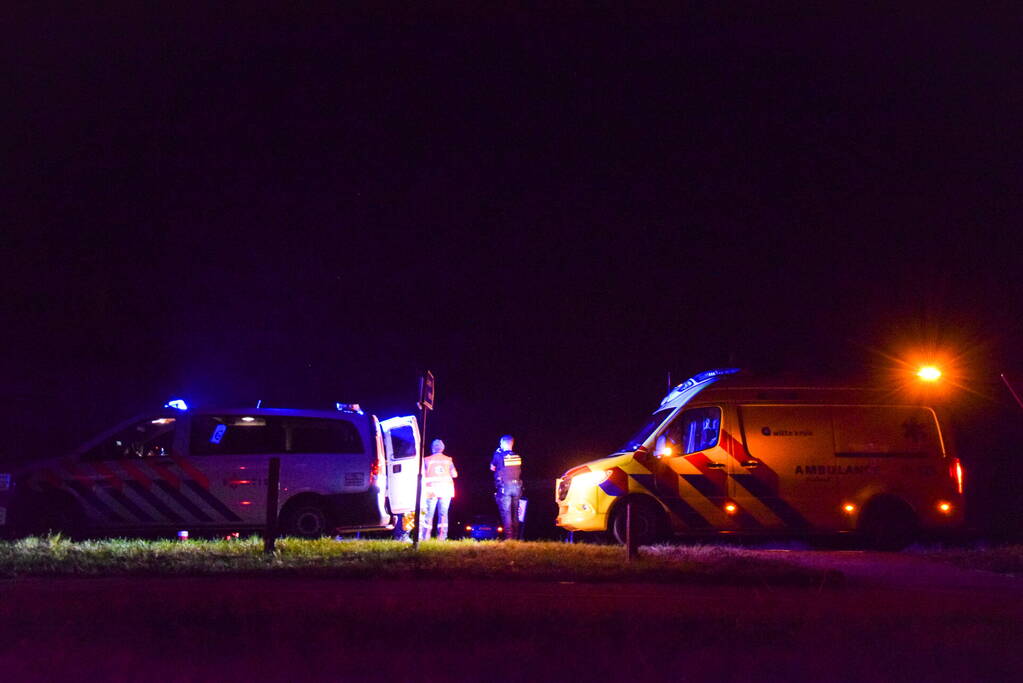 Auto op zijn kop in sloot naast talud