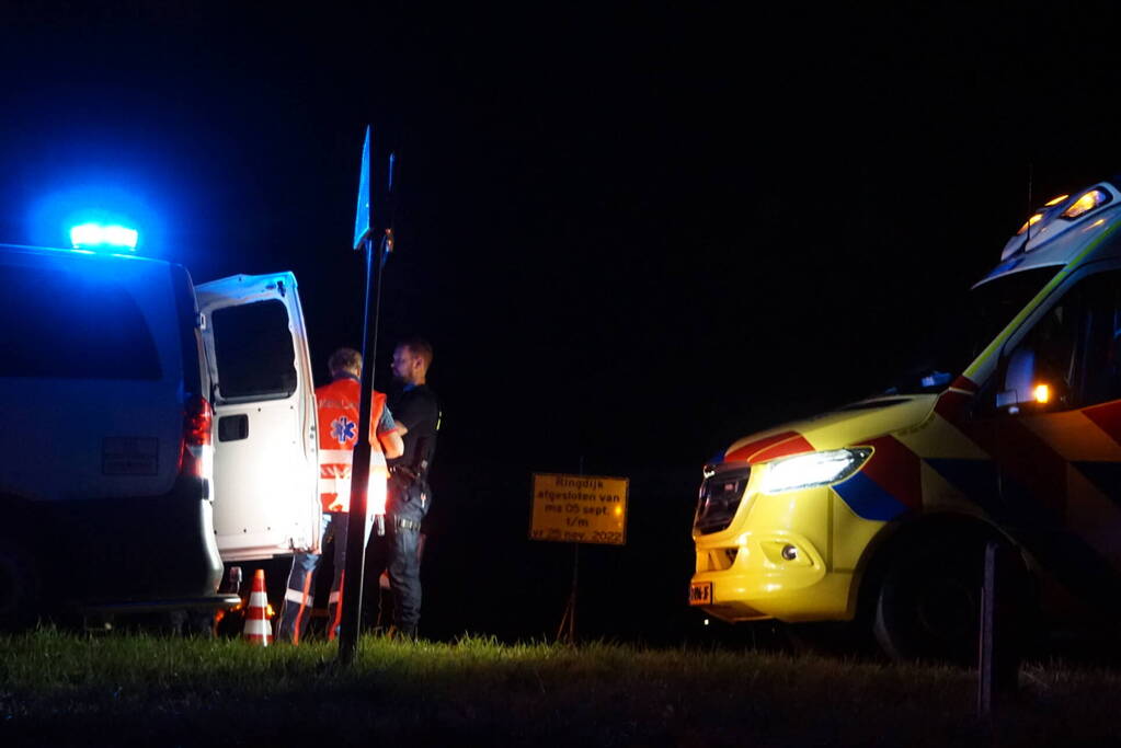 Auto op zijn kop in sloot naast talud