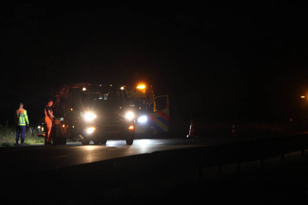 Auto schiet van de weg