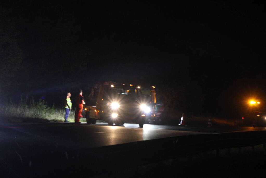 Auto schiet van de weg