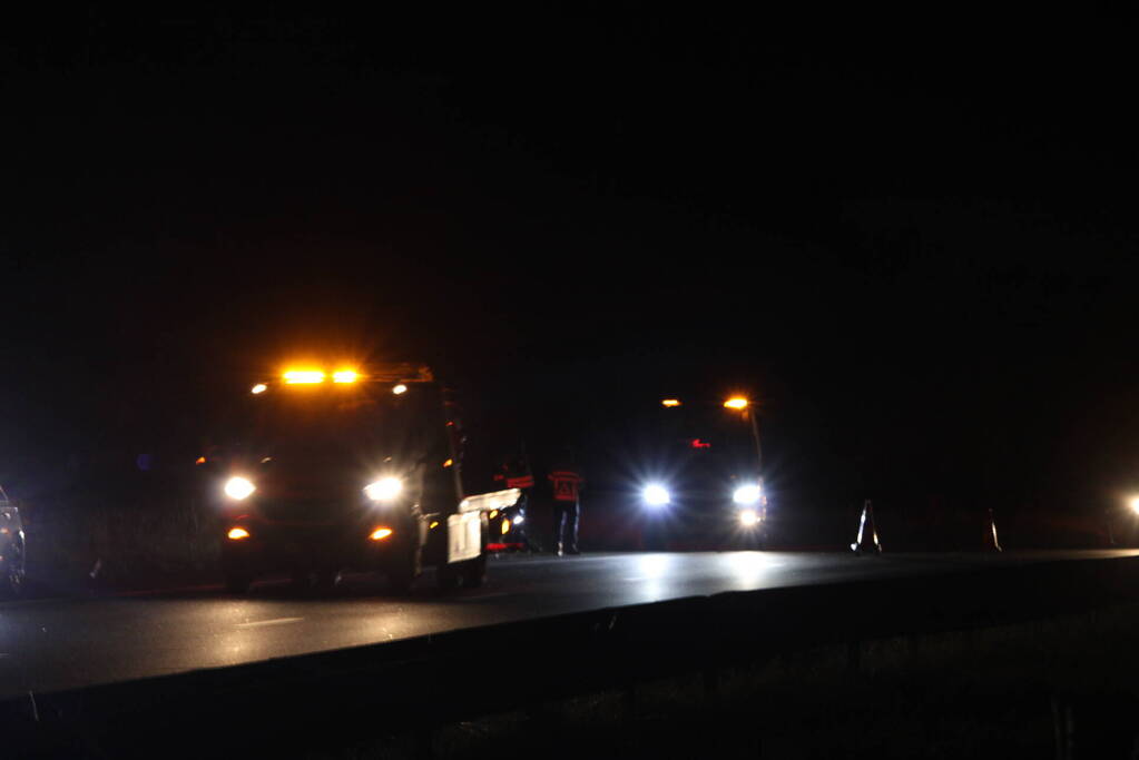 Auto schiet van de weg