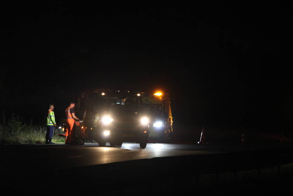 Auto schiet van de weg