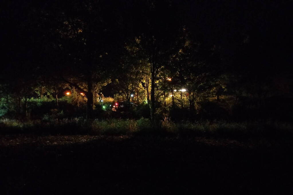 Auto schiet van de weg