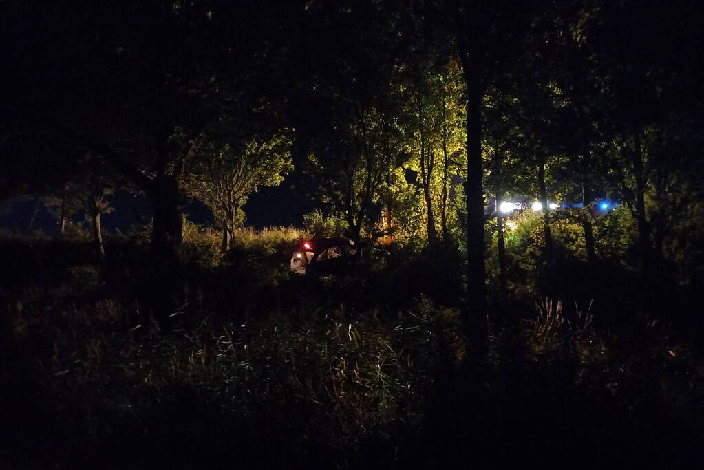 Auto schiet van de weg