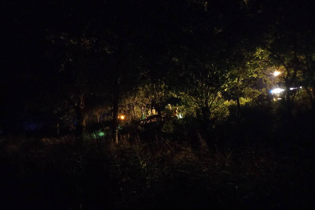 Auto schiet van de weg