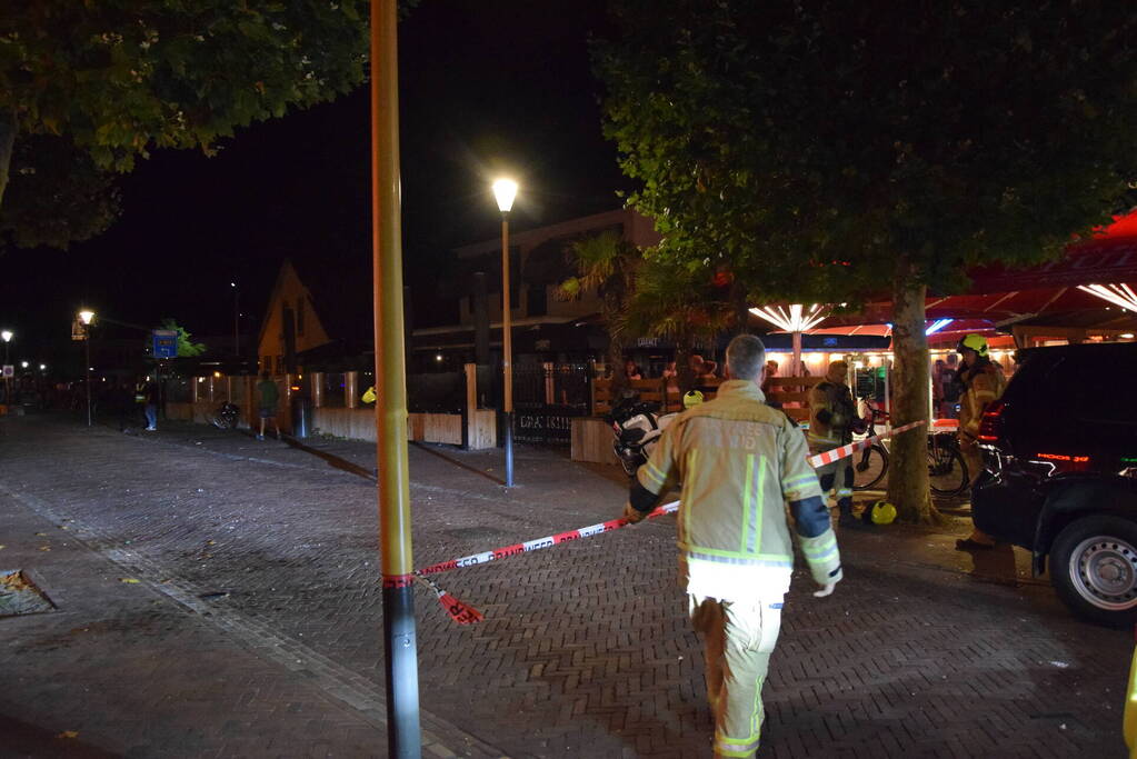 Auto rijdt opzettelijk in op twee horecapanden