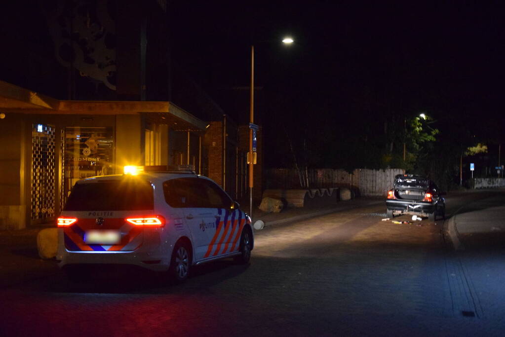 Auto rijdt opzettelijk in op twee horecapanden