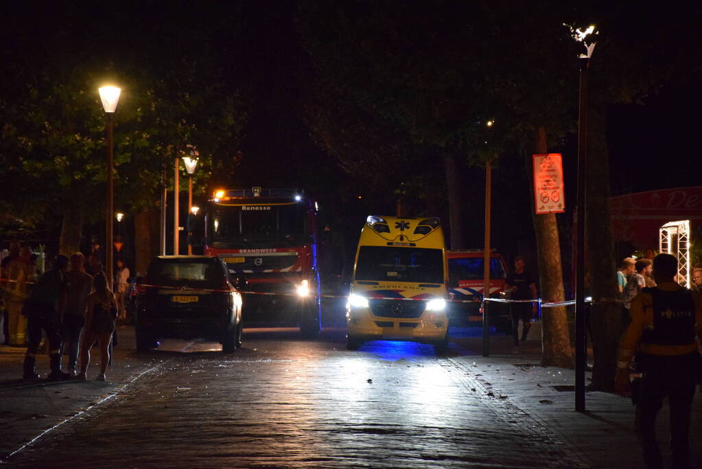 Auto rijdt opzettelijk in op twee horecapanden