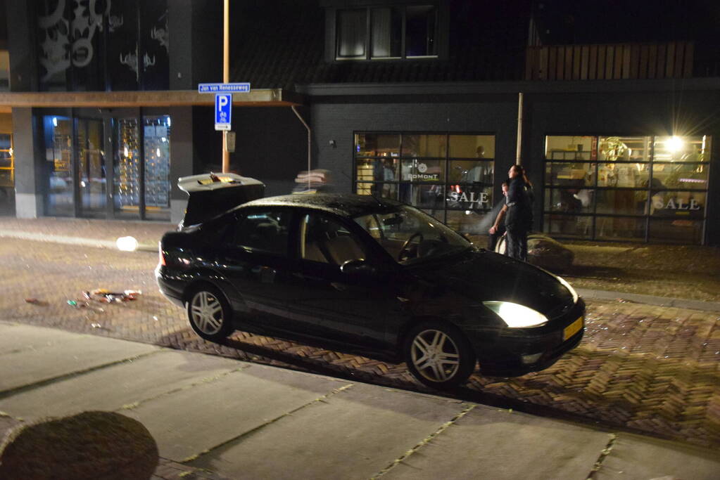 Auto rijdt opzettelijk in op twee horecapanden