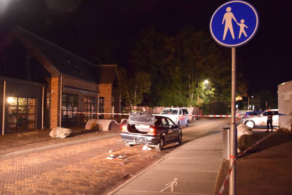 Auto rijdt opzettelijk in op twee horecapanden