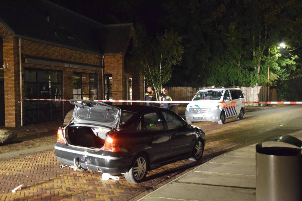 Auto rijdt opzettelijk in op twee horecapanden