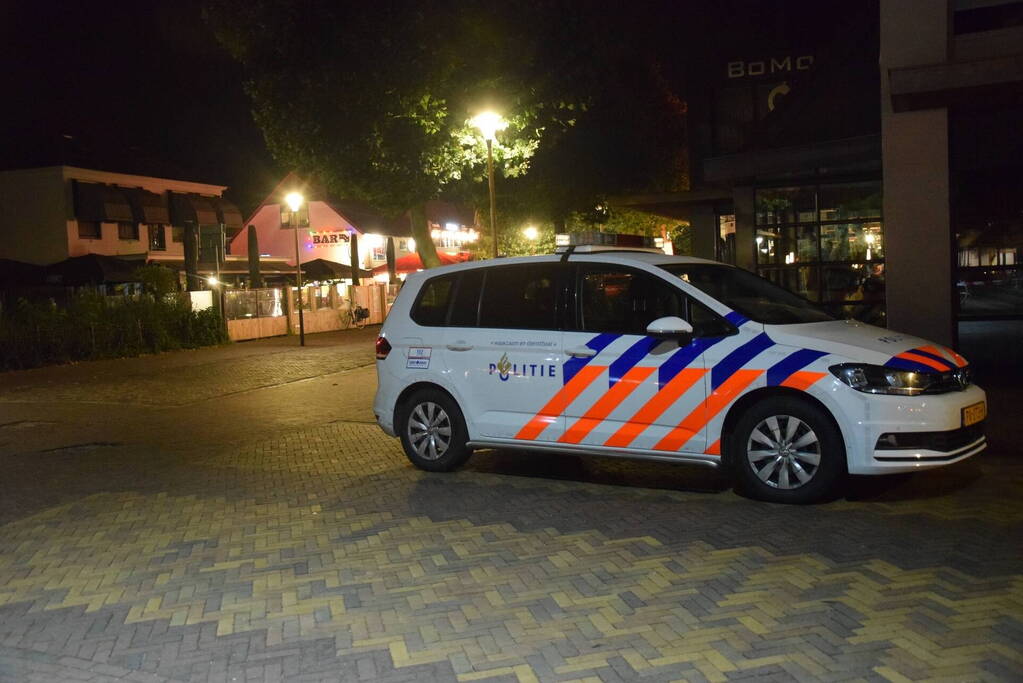 Auto rijdt opzettelijk in op twee horecapanden