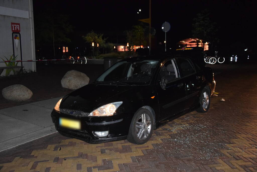 Auto rijdt opzettelijk in op twee horecapanden