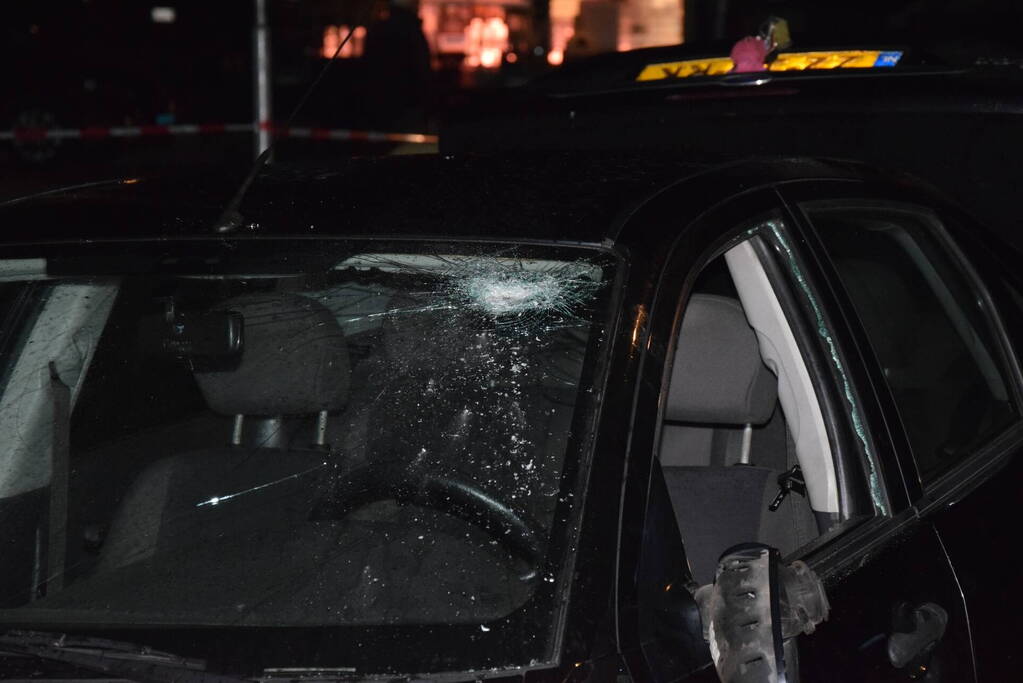 Auto rijdt opzettelijk in op twee horecapanden