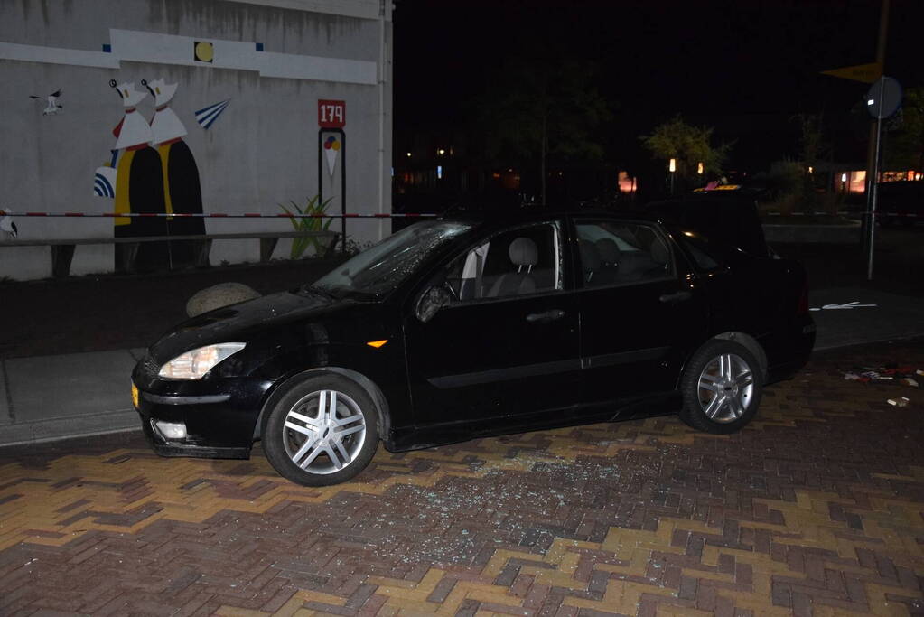 Auto rijdt opzettelijk in op twee horecapanden