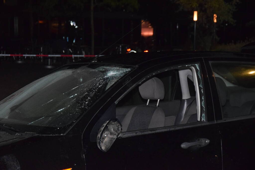 Auto rijdt opzettelijk in op twee horecapanden