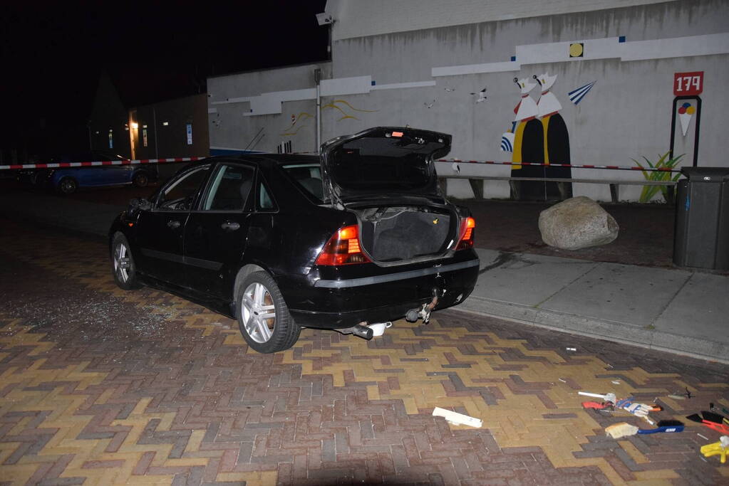 Auto rijdt opzettelijk in op twee horecapanden