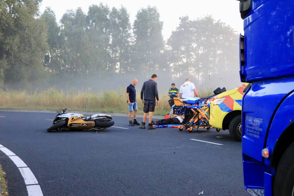 Motorrijder botst op auto