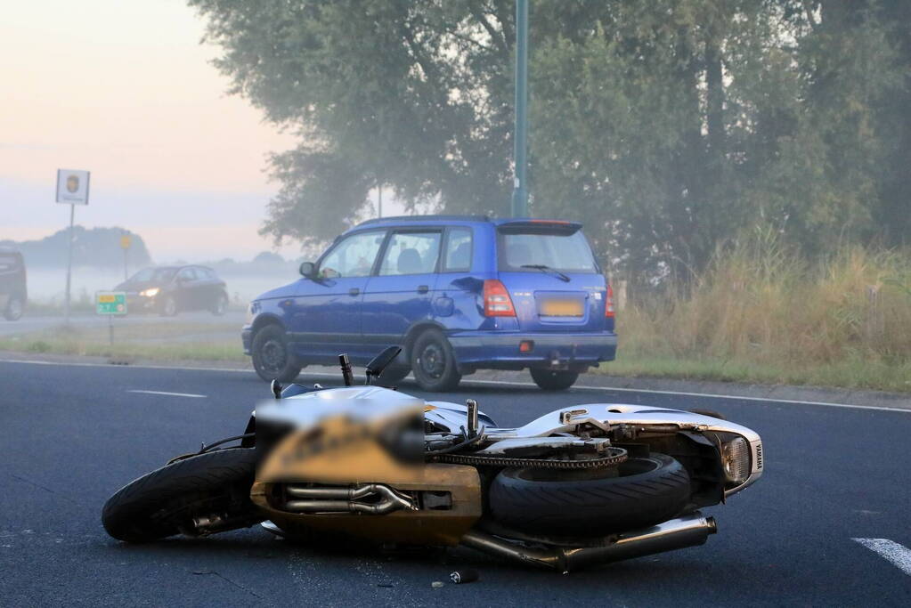 Motorrijder botst op auto