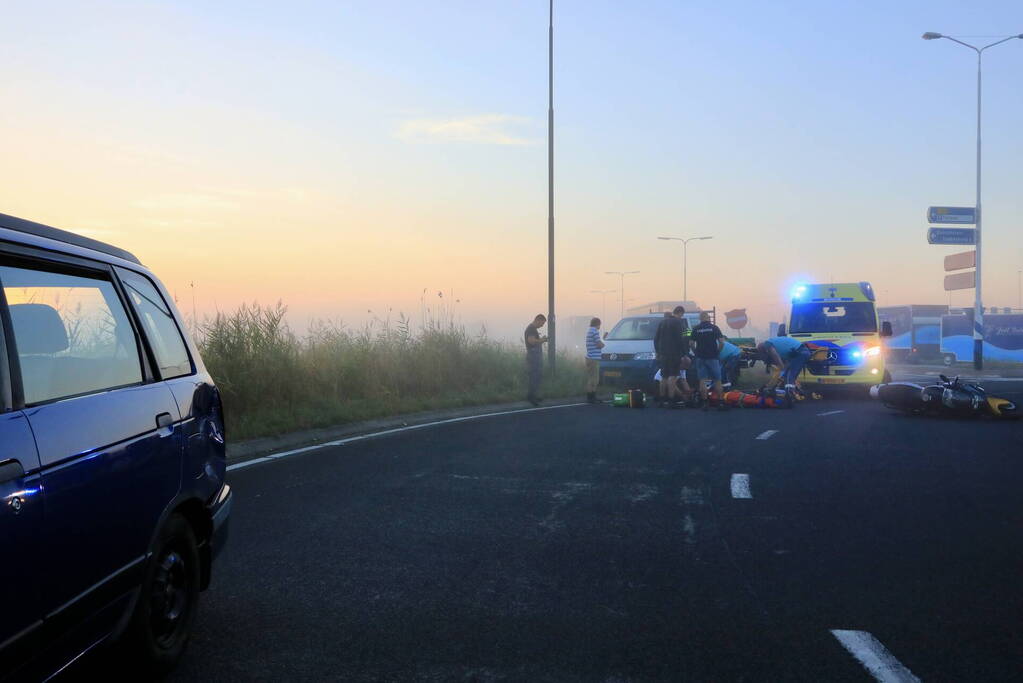 Motorrijder botst op auto
