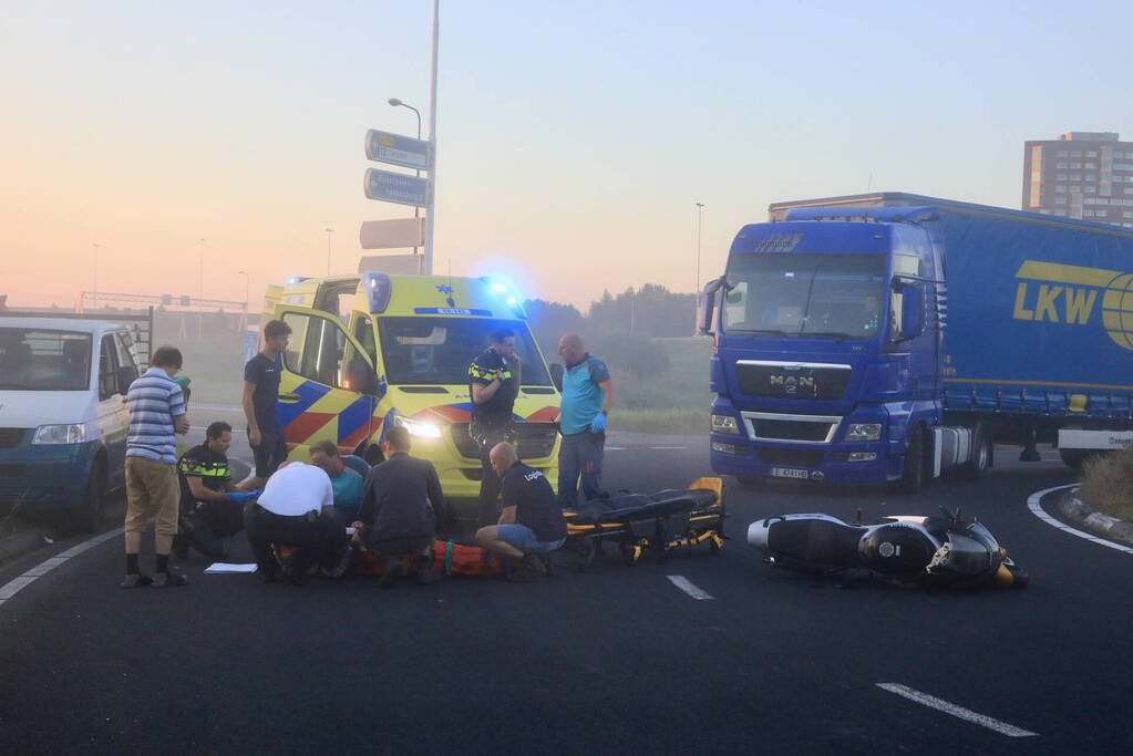 Motorrijder botst op auto