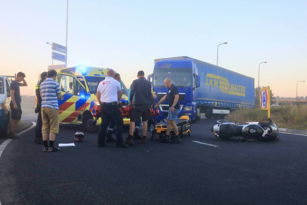 Motorrijder botst op auto