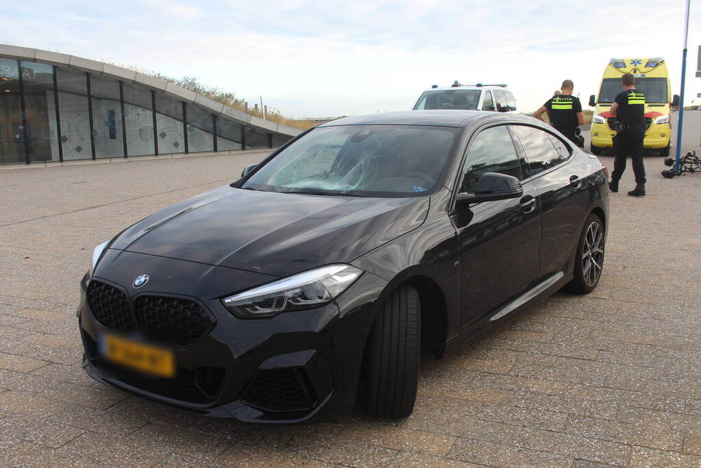 Racefietser belandt op voorruit van auto