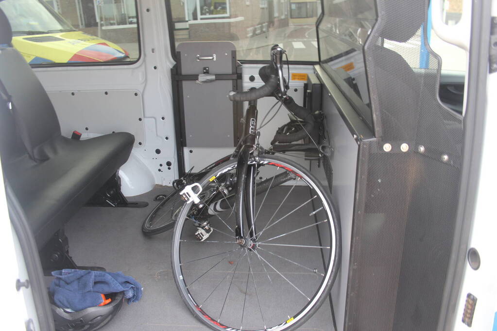 Racefietser belandt op voorruit van auto