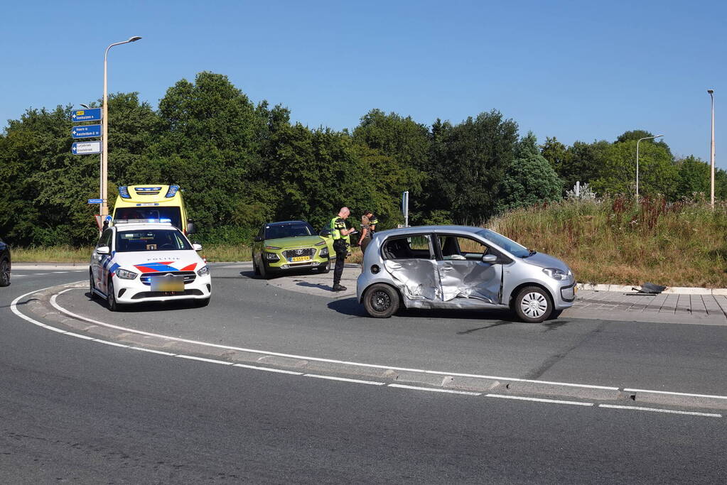 Drie gewonden en flinke schade bij botsing