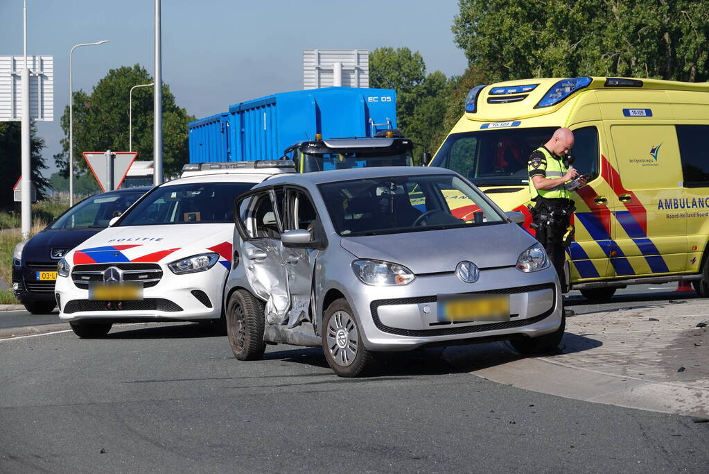 Drie gewonden en flinke schade bij botsing