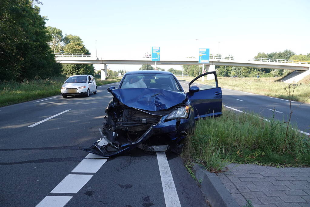 Drie gewonden en flinke schade bij botsing