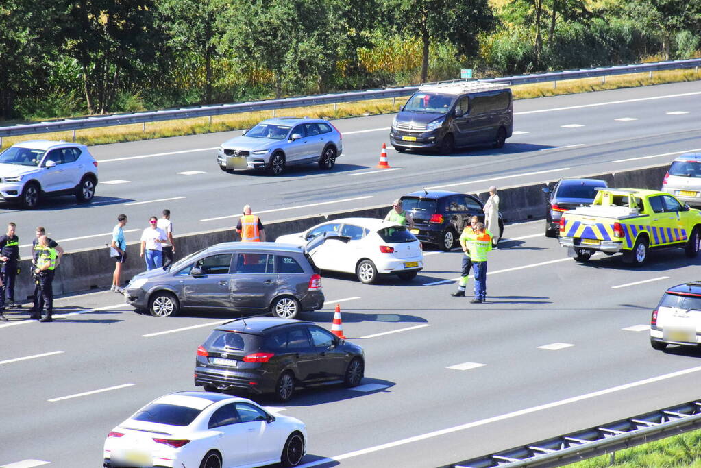 Meerdere voertuigen betrokken bij verkeersongeval op snelweg