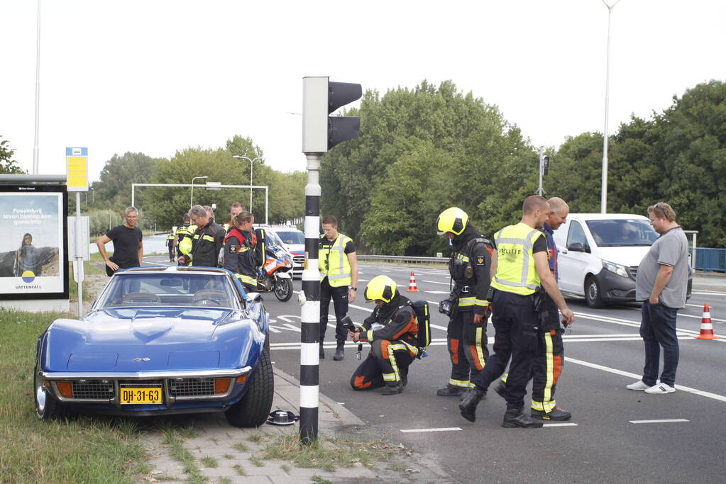 Brandweer doet onderzoek naar rokende Corvette-oldtimer