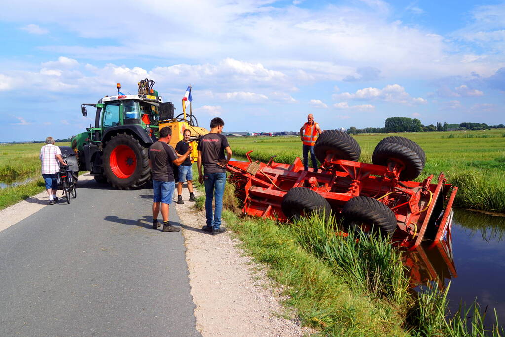 Aanhanger van tractor belandt in sloot