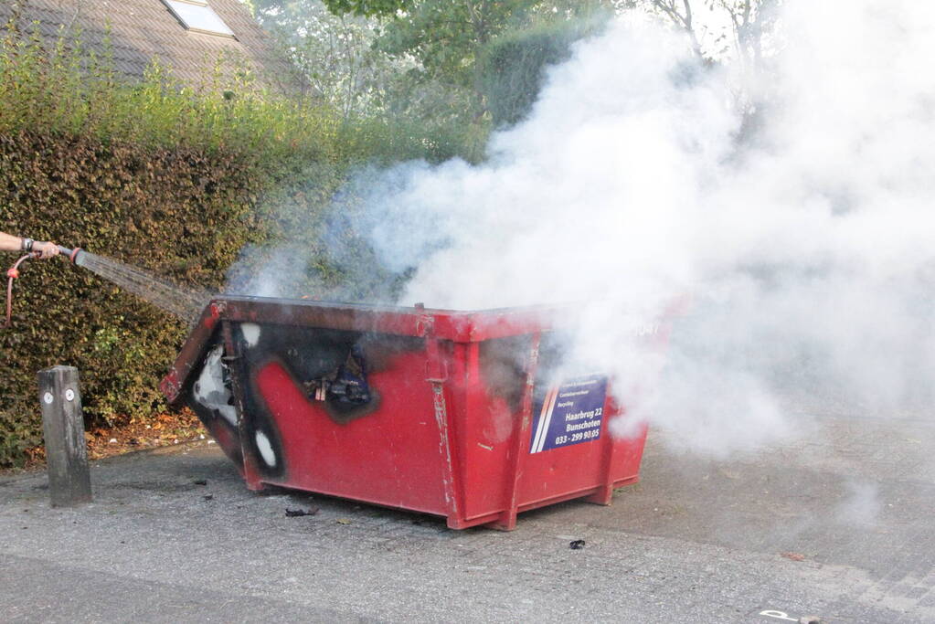 Buurtbewoner doet bluspoging bij brand in bouwcontainer