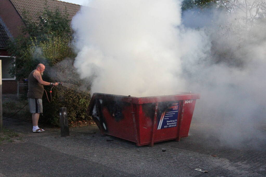 Buurtbewoner doet bluspoging bij brand in bouwcontainer