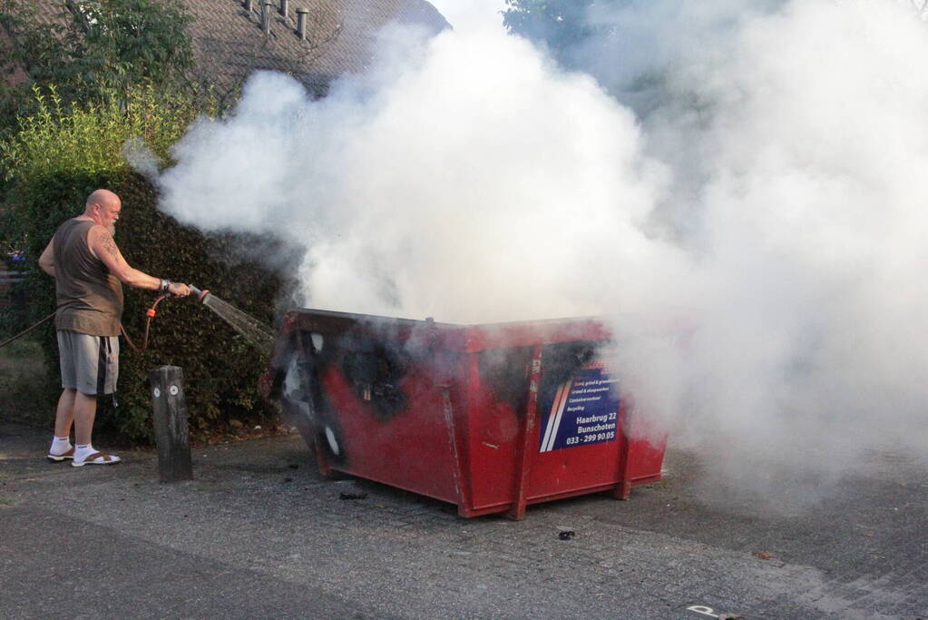 Buurtbewoner doet bluspoging bij brand in bouwcontainer