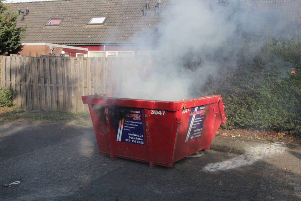 Buurtbewoner doet bluspoging bij brand in bouwcontainer