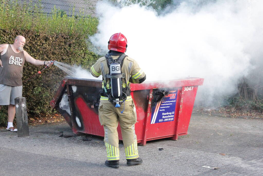 Buurtbewoner doet bluspoging bij brand in bouwcontainer