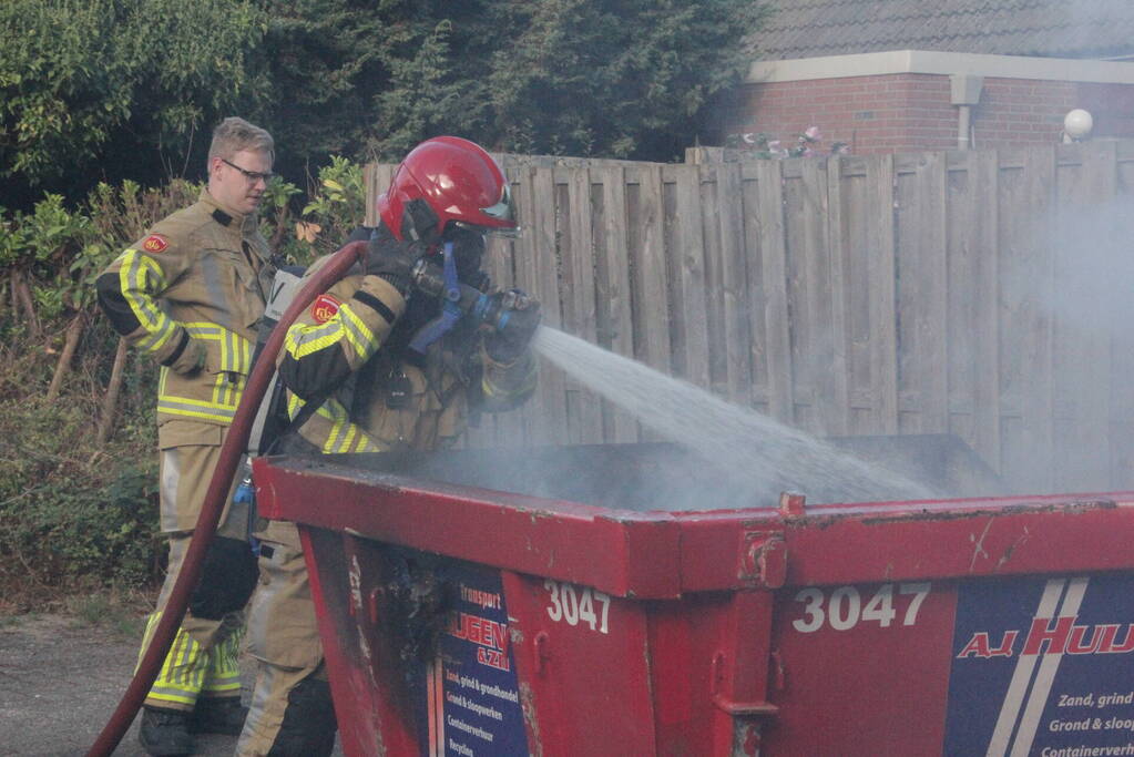 Buurtbewoner doet bluspoging bij brand in bouwcontainer