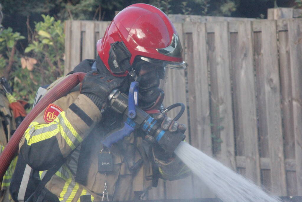 Buurtbewoner doet bluspoging bij brand in bouwcontainer