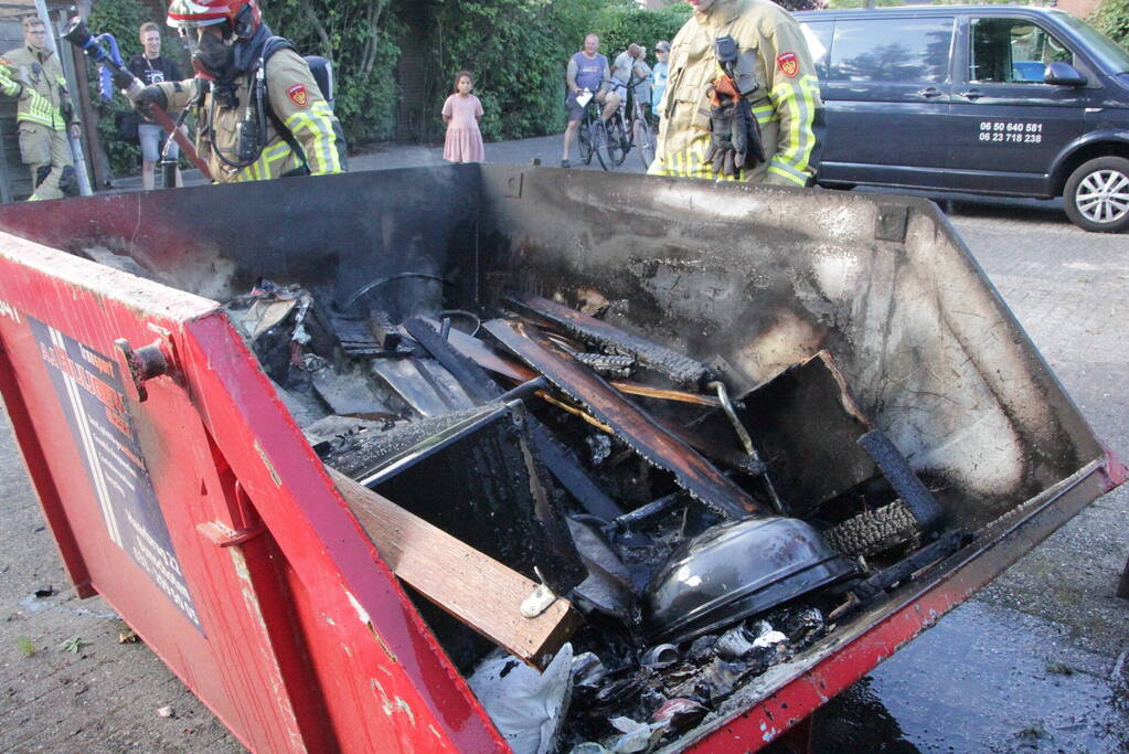 Buurtbewoner doet bluspoging bij brand in bouwcontainer