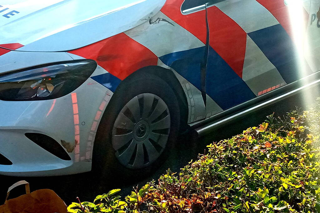 Motoragent botst op politiewagen