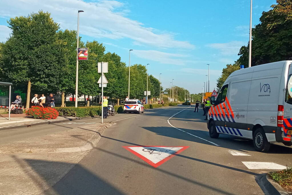 Motoragent botst op politiewagen